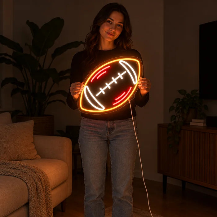 Rugbyball Neon LED Schild von einer Frau gehalten, zeigt die Größe im Vergleich zum Körper