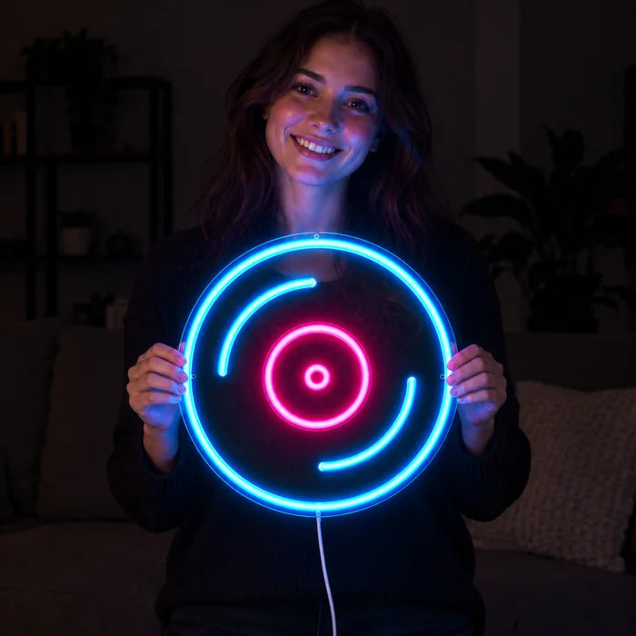 Schallplatte Neon LED Schild in den Händen einer lächelnden Frau vor dunklem Hintergrund