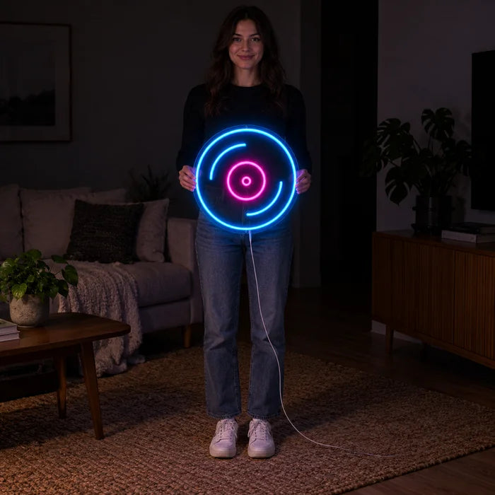 Schallplatte Neon LED Schild von einer Frau gehalten, zeigt die Größe im Vergleich zum Körper