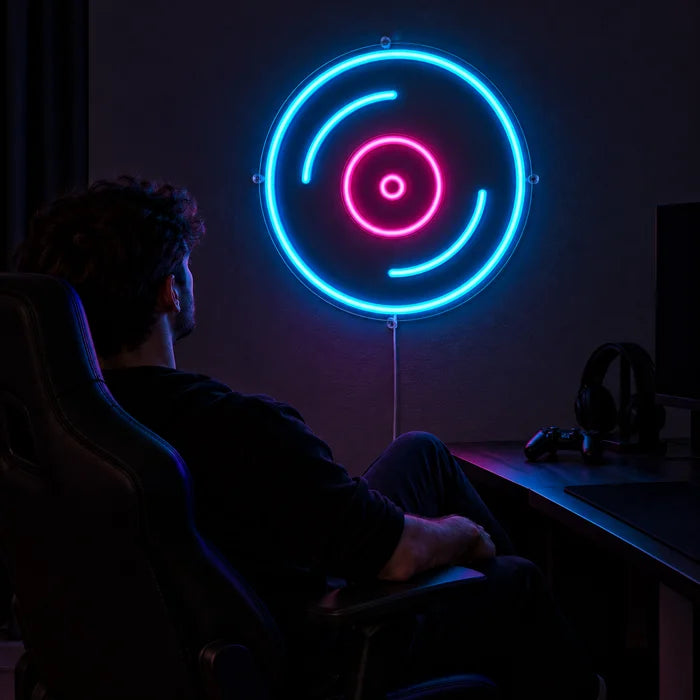 Schallplatte Neon LED Schild über dem Gaming-Schreibtisch, davor ein Spieler im Gaming-Stuhl