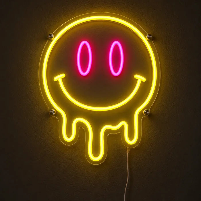 Schmelzender Smiley Neon LED Schild leuchtend an einer dunklen Wand, Nahaufnahme mit Anschlusskabel
