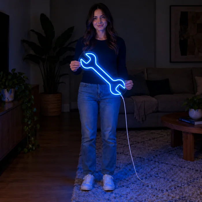 Schraubenschlüssel Neon LED Schild von einer Frau gehalten, zeigt die Größe im Vergleich zum Körper