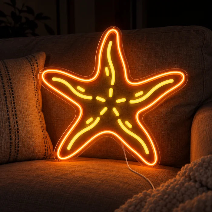 Seestern Neon LED Schild auf einem gemütlichen Sofa zwischen Kissen und Decke
