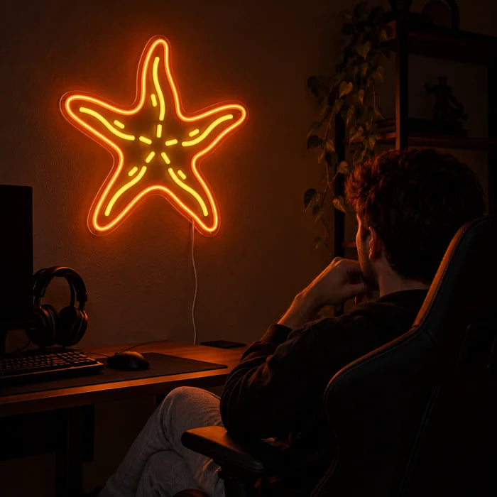 Seestern Neon LED Schild über dem Gaming-Schreibtisch, davor ein Spieler im Gaming-Stuhl