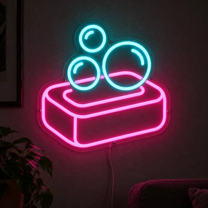 Seifenschaum Neon LED Schild leuchtend an einer dunklen Wand, Nahaufnahme mit Anschlusskabel