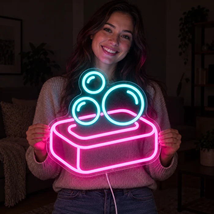 Seifenschaum Neon LED Schild in den Händen einer lächelnden Frau vor dunklem Hintergrund