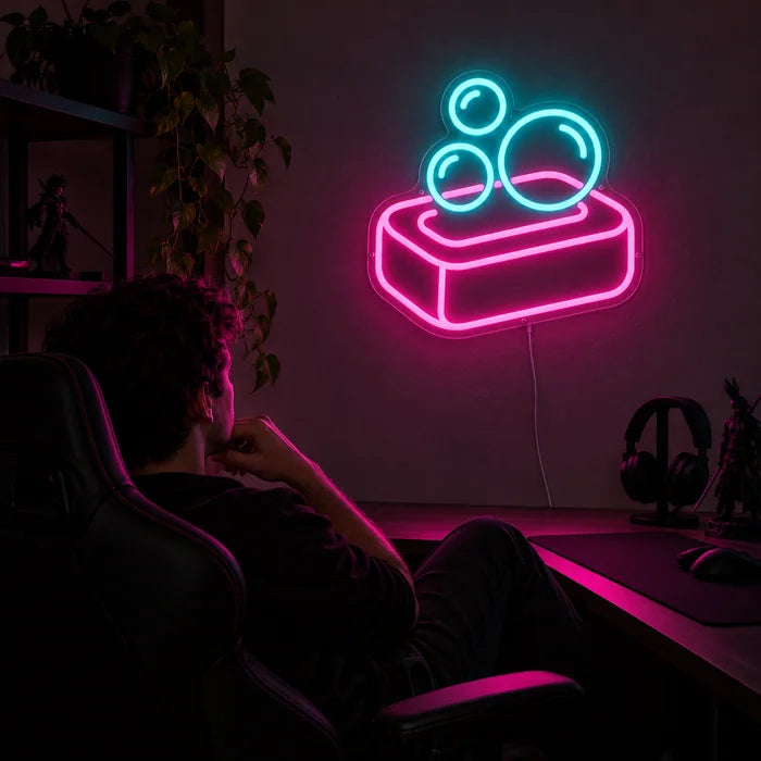 Seifenschaum Neon LED Schild über dem Gaming-Schreibtisch, davor ein Spieler im Gaming-Stuhl