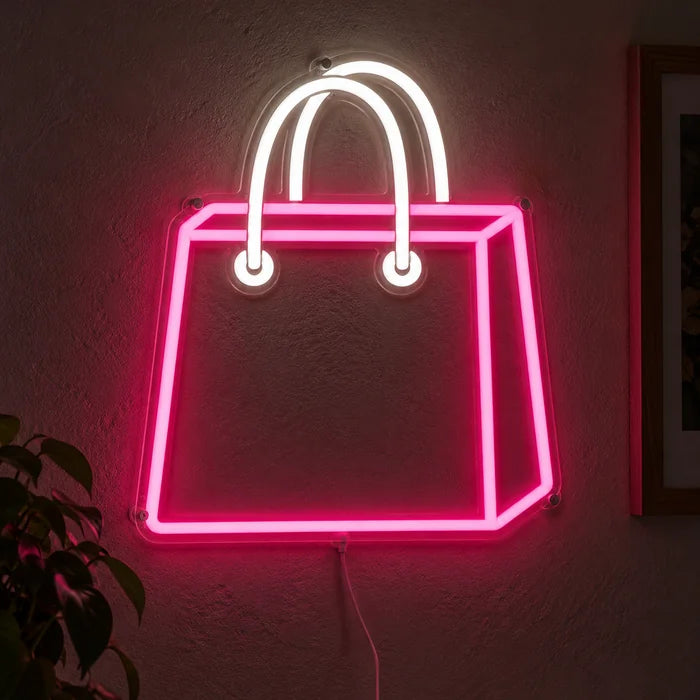 Shoppingtasche Neon LED Schild leuchtend an einer dunklen Wand, Nahaufnahme mit Anschlusskabel
