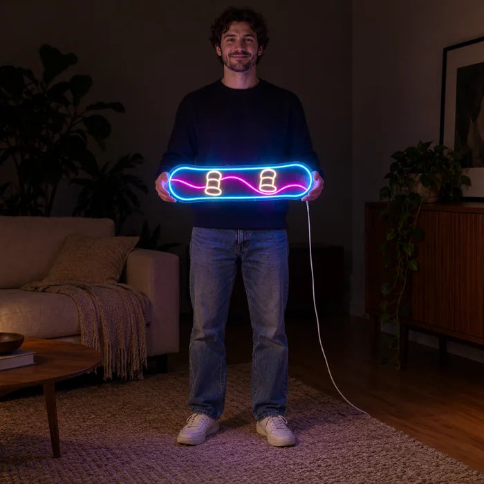 Snowboard Neon LED Schild von einer Frau gehalten, zeigt die Größe im Vergleich zum Körper