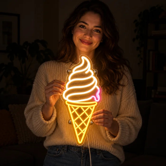 Softeis Neon LED Schild in den Händen einer lächelnden Frau vor dunklem Hintergrund