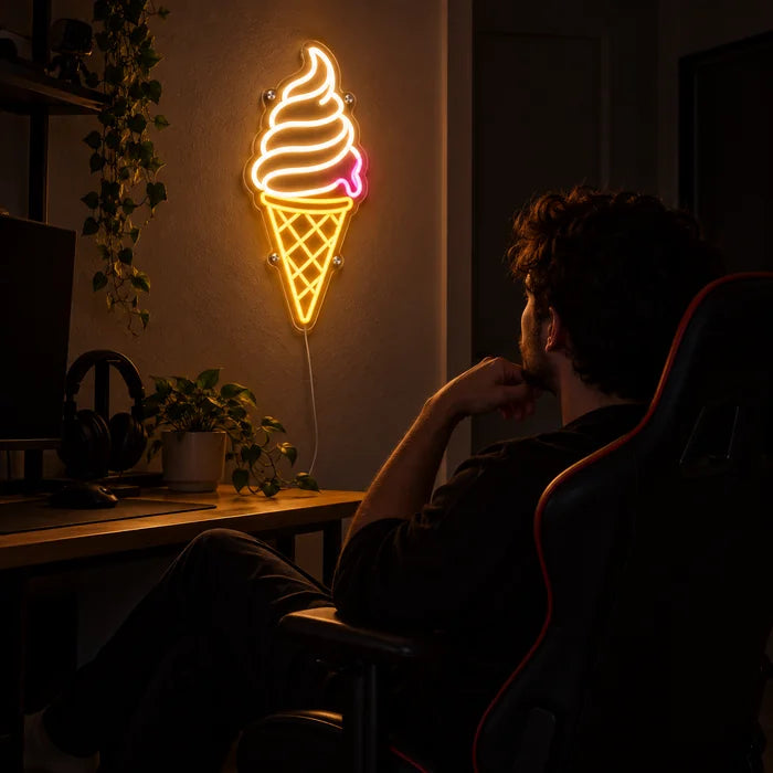 Softeis Neon LED Schild über dem Gaming-Schreibtisch, davor ein Spieler im Gaming-Stuhl