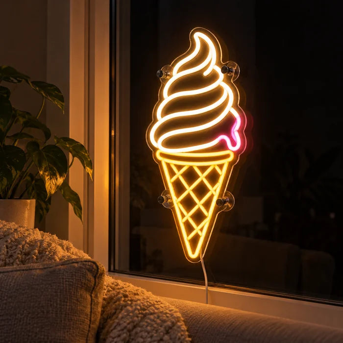 Softeis Neon LED Schild abends im Fenster eines gemütlichen Wohnzimmers