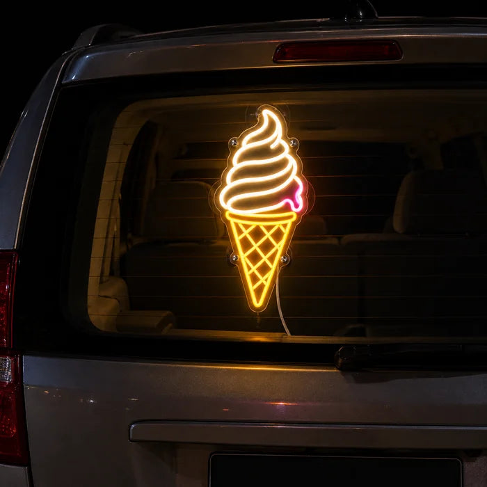 Softeis Neon LED Schild an der Heckscheibe eines Autos bei Nacht