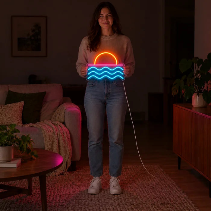 Sonnenuntergang am Meer Neon LED Schild von einer Frau gehalten, zeigt die Größe im Vergleich zum Körper