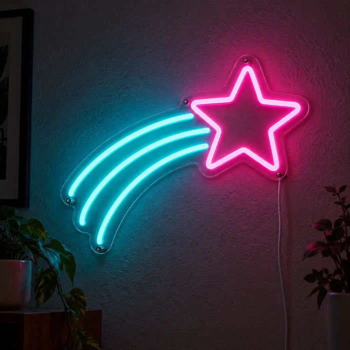 Sternenflug Neon LED Schild leuchtend an einer dunklen Wand, Nahaufnahme mit Anschlusskabel