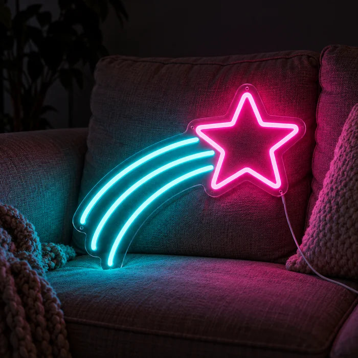 Sternenflug Neon LED Schild auf einem gemütlichen Sofa zwischen Kissen und Decke