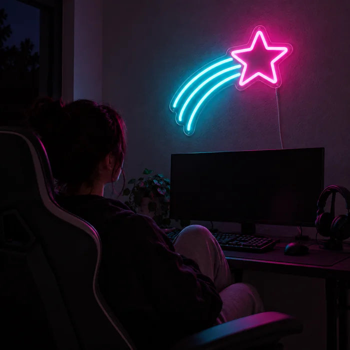 Sternenflug Neon LED Schild über dem Gaming-Schreibtisch, davor ein Spieler im Gaming-Stuhl