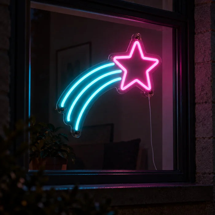 Sternenflug Neon LED Schild im Fenster, von der nächtlichen Straße aus gesehen