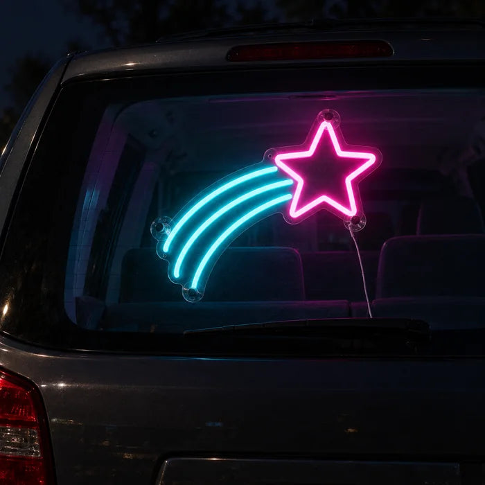 Sternenflug Neon LED Schild an der Heckscheibe eines Autos bei Nacht