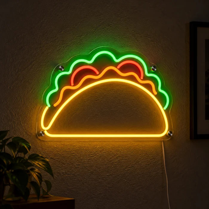 Taco-Zeit Neon LED Schild leuchtend an einer dunklen Wand, Nahaufnahme mit Anschlusskabel