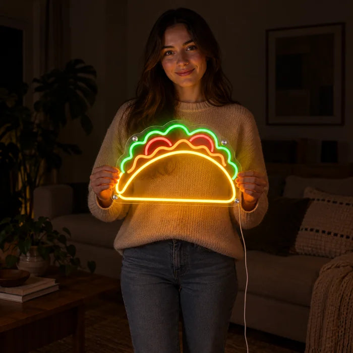 Taco-Zeit Neon LED Schild von einer Frau gehalten, zeigt die Größe im Vergleich zum Körper