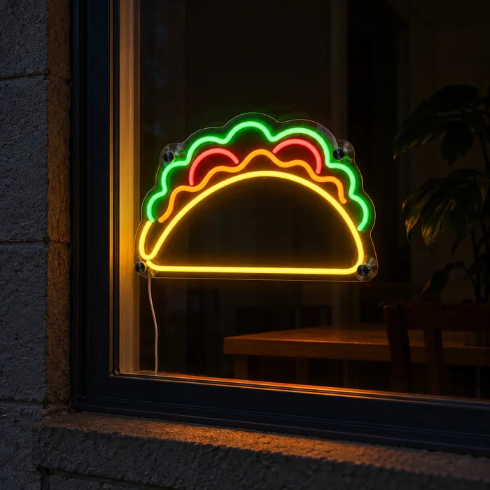 Taco-Zeit Neon LED Schild im Fenster, von der nächtlichen Straße aus gesehen