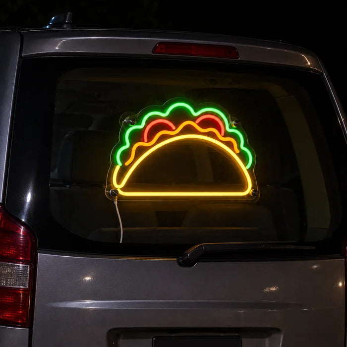 Taco-Zeit Neon LED Schild an der Heckscheibe eines Autos bei Nacht