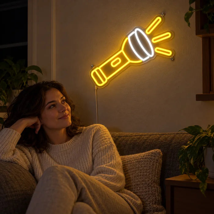 Taschenlampe Neon LED Schild an der Wohnzimmerwand, davor entspannt eine Person auf dem Sofa