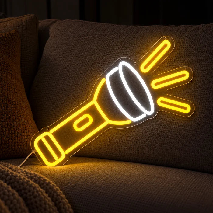 Taschenlampe Neon LED Schild auf einem gemütlichen Sofa zwischen Kissen und Decke
