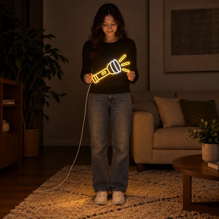 Taschenlampe Neon LED Schild von einer Frau gehalten, zeigt die Größe im Vergleich zum Körper
