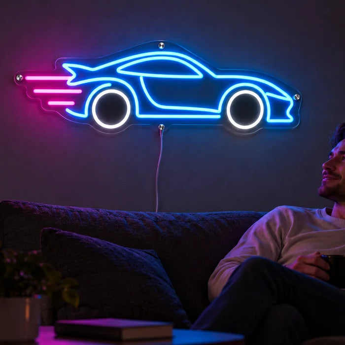 Tempo-Roadster Neon LED Schild an der Wohnzimmerwand, davor entspannt eine Person auf dem Sofa