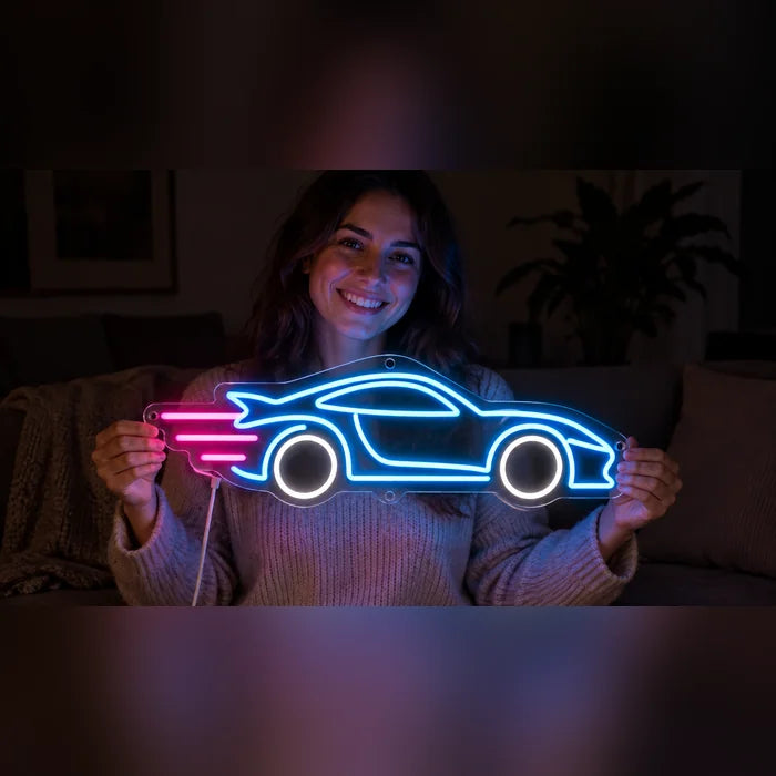 Tempo-Roadster Neon LED Schild in den Händen einer lächelnden Frau vor dunklem Hintergrund
