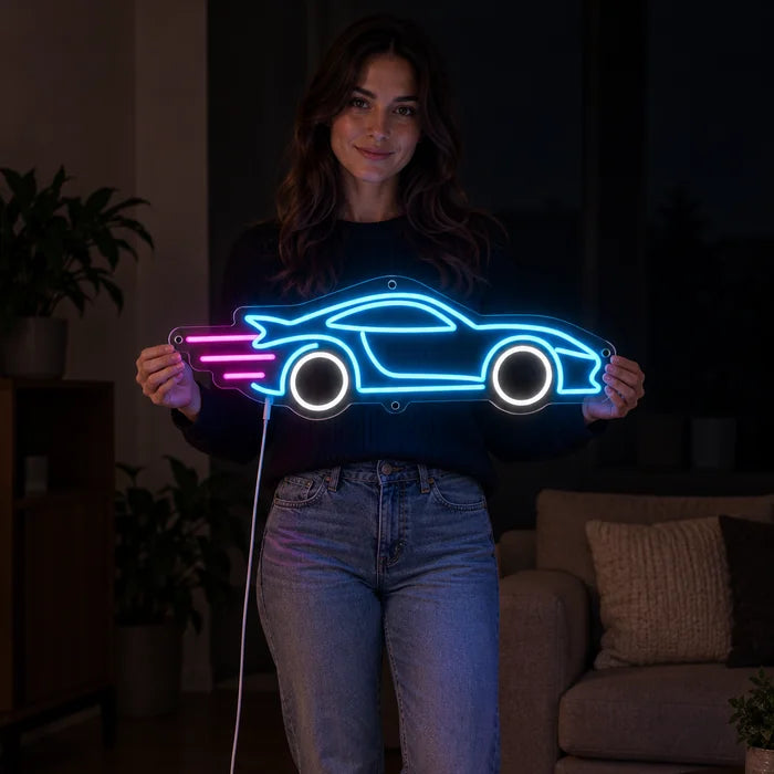 Tempo-Roadster Neon LED Schild von einer Frau gehalten, zeigt die Größe im Vergleich zum Körper