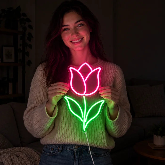 Tulpe Neon LED Schild in den Händen einer lächelnden Frau vor dunklem Hintergrund