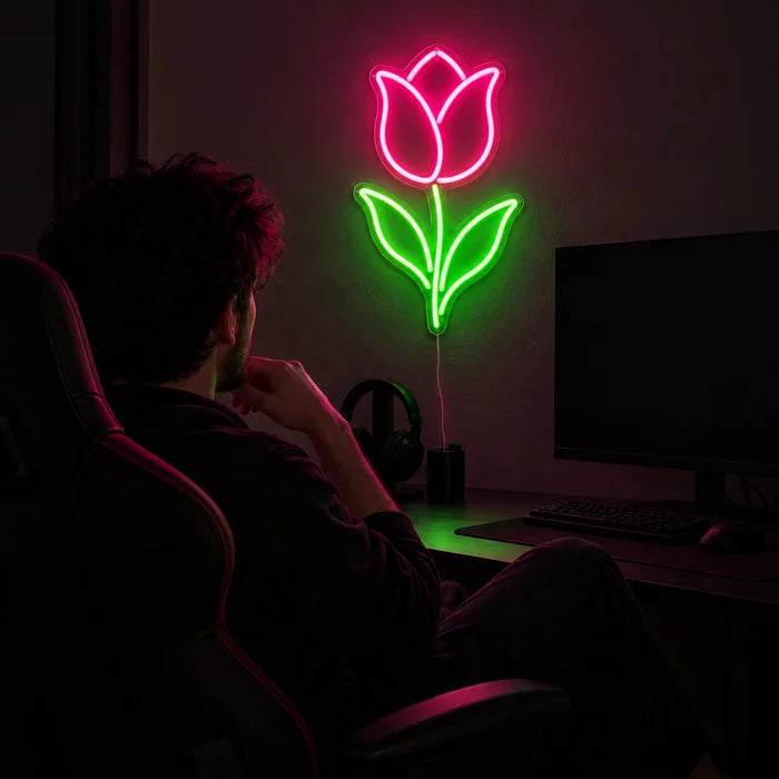 Tulpe Neon LED Schild über dem Gaming-Schreibtisch, davor ein Spieler im Gaming-Stuhl