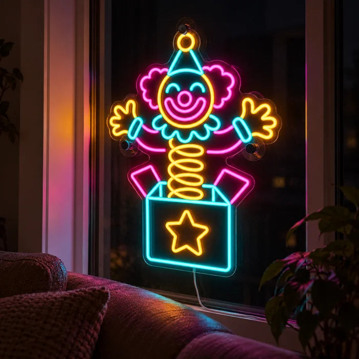 Überraschungsclown Neon LED Schild abends im Fenster eines gemütlichen Wohnzimmers