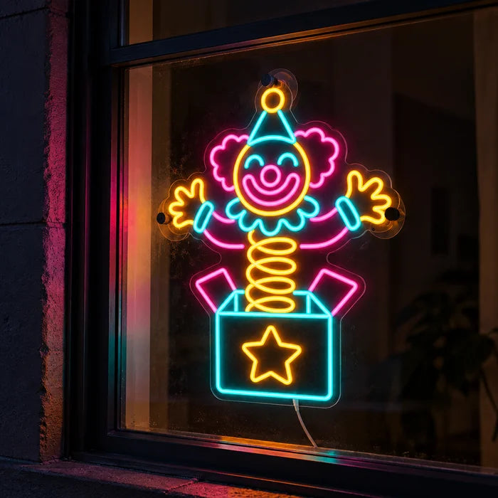Überraschungsclown Neon LED Schild im Fenster, von der nächtlichen Straße aus gesehen