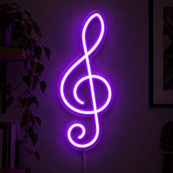Violinschlüssel Neon LED Schild leuchtend an einer dunklen Wand, Nahaufnahme mit Anschlusskabel