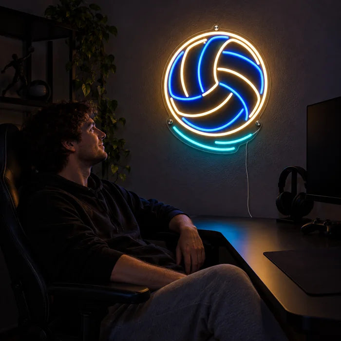 Volleyball Neon LED Schild über dem Gaming-Schreibtisch, davor ein Spieler im Gaming-Stuhl