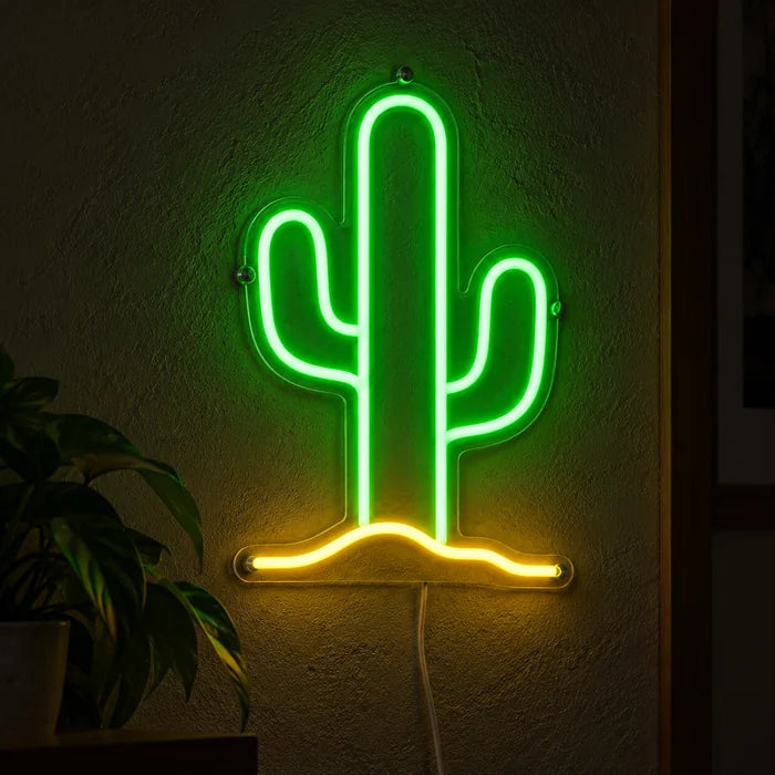 Wüstenkaktus Neon LED Schild leuchtend an einer dunklen Wand, Nahaufnahme mit Anschlusskabel