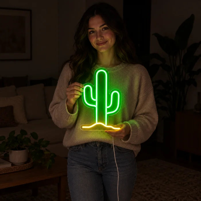 Wüstenkaktus Neon LED Schild von einer Frau gehalten, zeigt die Größe im Vergleich zum Körper