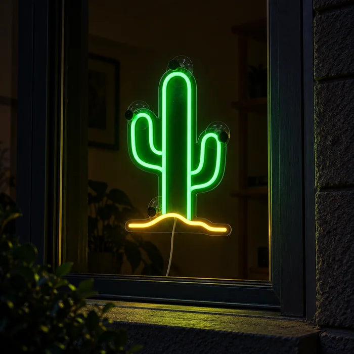 Wüstenkaktus Neon LED Schild im Fenster, von der nächtlichen Straße aus gesehen