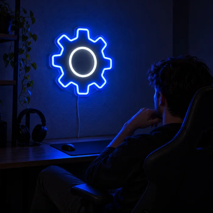 Zahnrad Neon LED Schild über dem Gaming-Schreibtisch, davor ein Spieler im Gaming-Stuhl