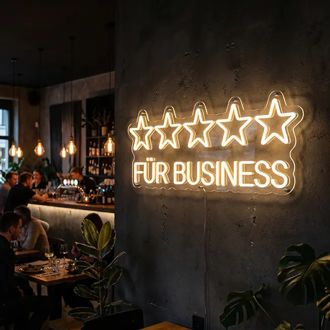 Neon LED Schild für Business – leuchtende 5-Sterne-Bewertung in Weiß und Gold im modernen Shop
