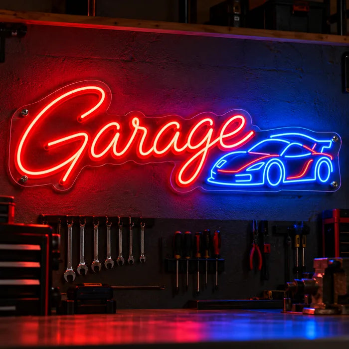 Neon LED Schild mit Schriftzug „Garage“ und Sportwagen in Rot und Blau in der Werkstatt