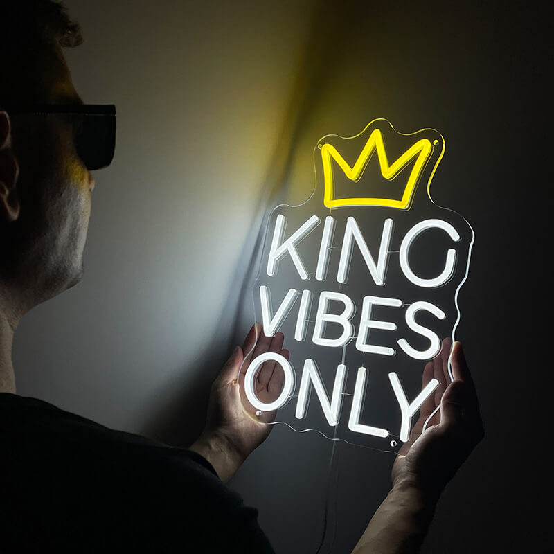 "King Vibes Only" (40x29cm) USB
