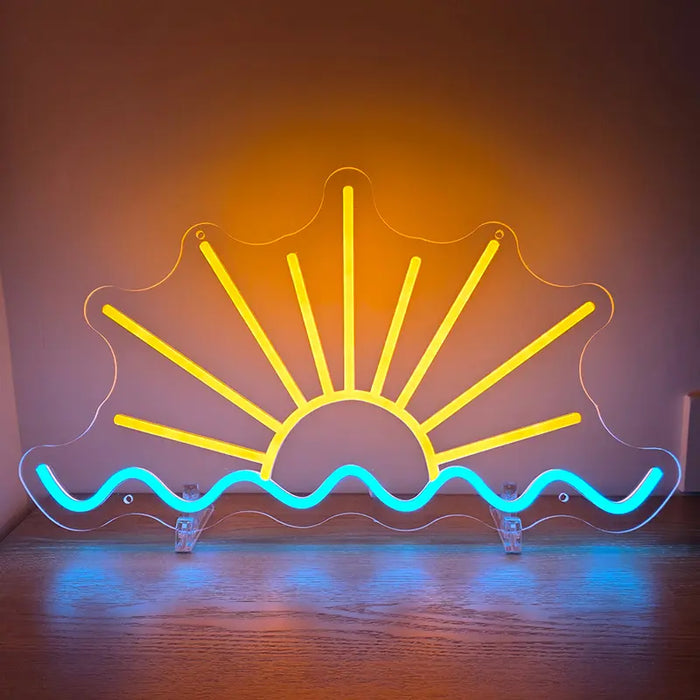 Aufgehende Sonne Neon LED Schild mit orange leuchtenden Strahlen über einer blauen Wellenlinie an der Wand