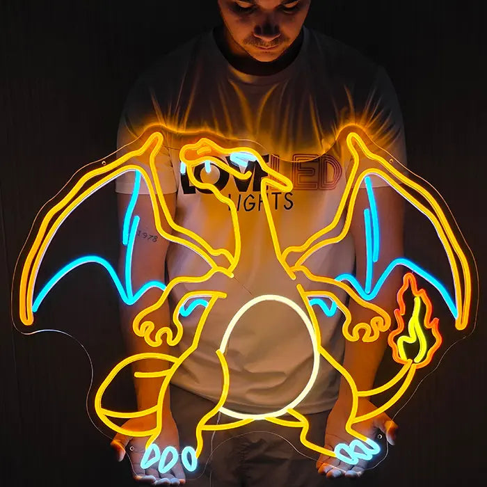 Pokémon Glurak Neon LED Schild frontal beleuchtet, goldene Konturen, blaue Flügelinnenseiten und lodernde Schwanzflamme
