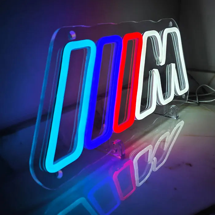 M-Streifen Neon LED Schild, Produktaufnahme des eingeschalteten Motivs, USB dimmbar