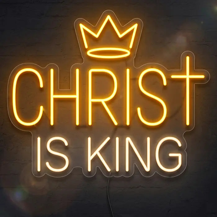 Christ is King Set Neon LED Schild im Design Krone & Kreuz, Frontansicht an dunkler Wand, CHRIST mit Kreuz-T in Gold und IS KING in Weiß unter einer Krone